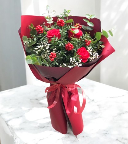 Kırmızı Gül & Kokina Kış Buketi – Elegance Serisi