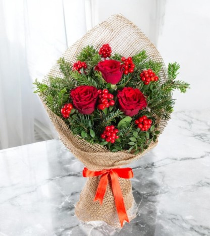Kırmızı Gül & Kokina Doğal Kış Buketi – Rustic Elegance