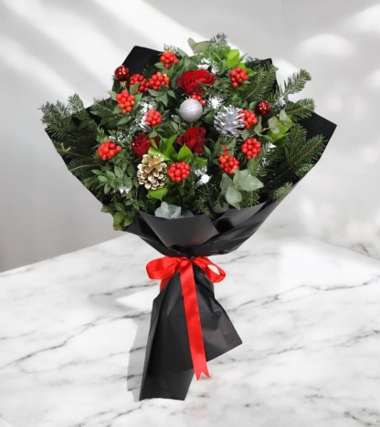 Kırmızı Gül & Kokina Premium Kış Buketi – Black Luxe Edition
