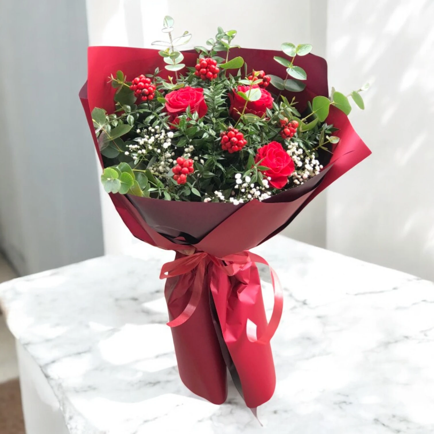 Kırmızı Gül & Kokina Kış Buketi – Elegance Serisi