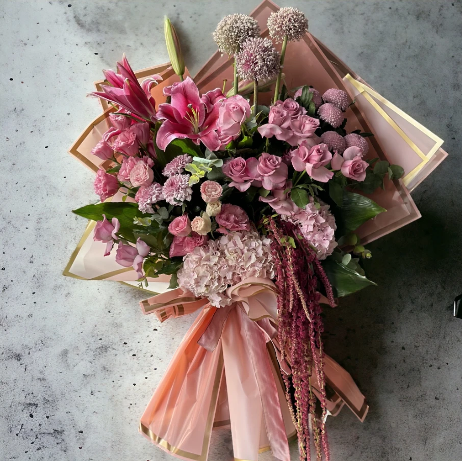 Pembe Lilyum ve Ortanca Zarafeti