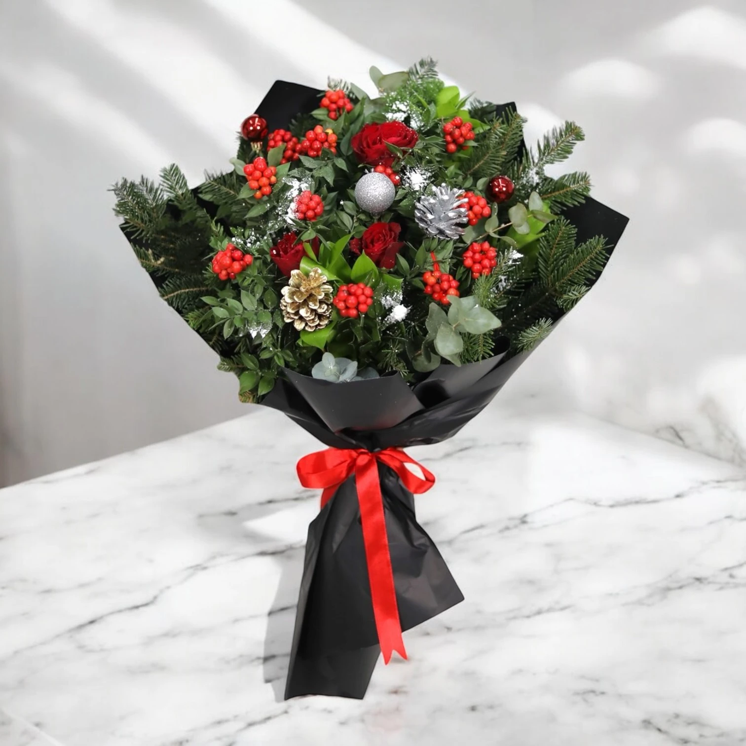 Kırmızı Gül & Kokina Premium Kış Buketi – Black Luxe Edition